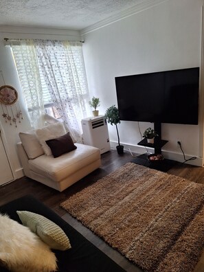 Living area - DOWNTOWN AT CUTE AND COZY  (Atlanta)