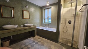 Hårtørrer, bidet, gulvvarme (badeværelse), håndklæder