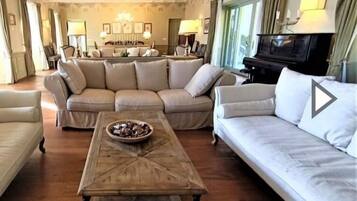 Luxury Villa, 6 Bedrooms, Beach View | Ruang tamu | Stesen dok iPod