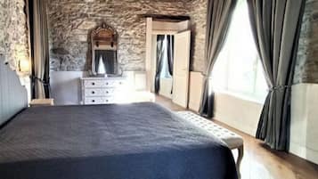 ห้องลักซ์ชัวรี่สำหรับสี่ท่าน, 2 ห้องนอน, ปลอดบุหรี่, วิวสวนหย่อม | ผ้าปูที่นอน Frette จากอิตาลี, เครื่องนอนระดับพรีเมียม, เตารีด/โต๊ะรีดผ้า