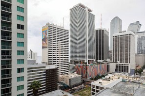 Exterior - NEW Luxury Downtown Apartment - Gym Pool Workspace (Miami)