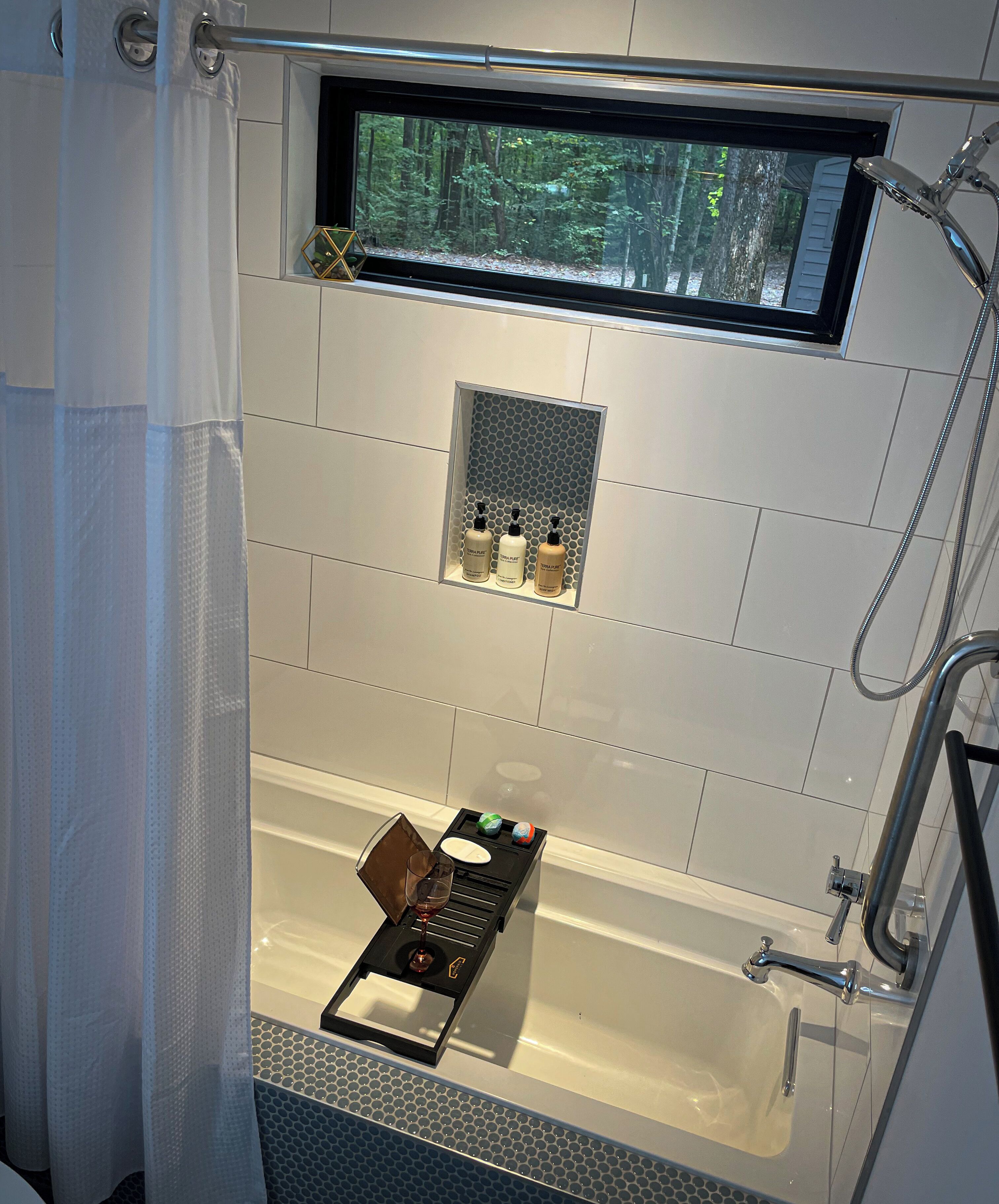 Combined shower/bathtub, deep-soaking bathtub, free toiletries