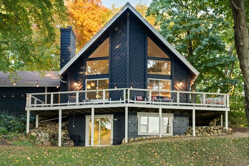 Lakefront Spacious Cottage with Sandy Beach, Kayaks and Games!