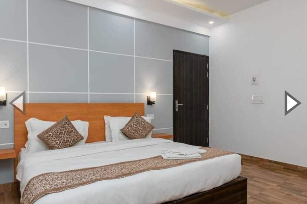 Saavi Hotel Sector 10