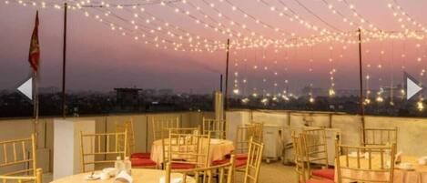 Café da manhã com buffet todos os dias (INR 200 por pessoa)