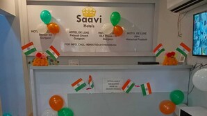 Un espace d’accueil avec un panneau indiquant « Saavi Hotels », comprenant les coordonnées et les noms des hôtels.