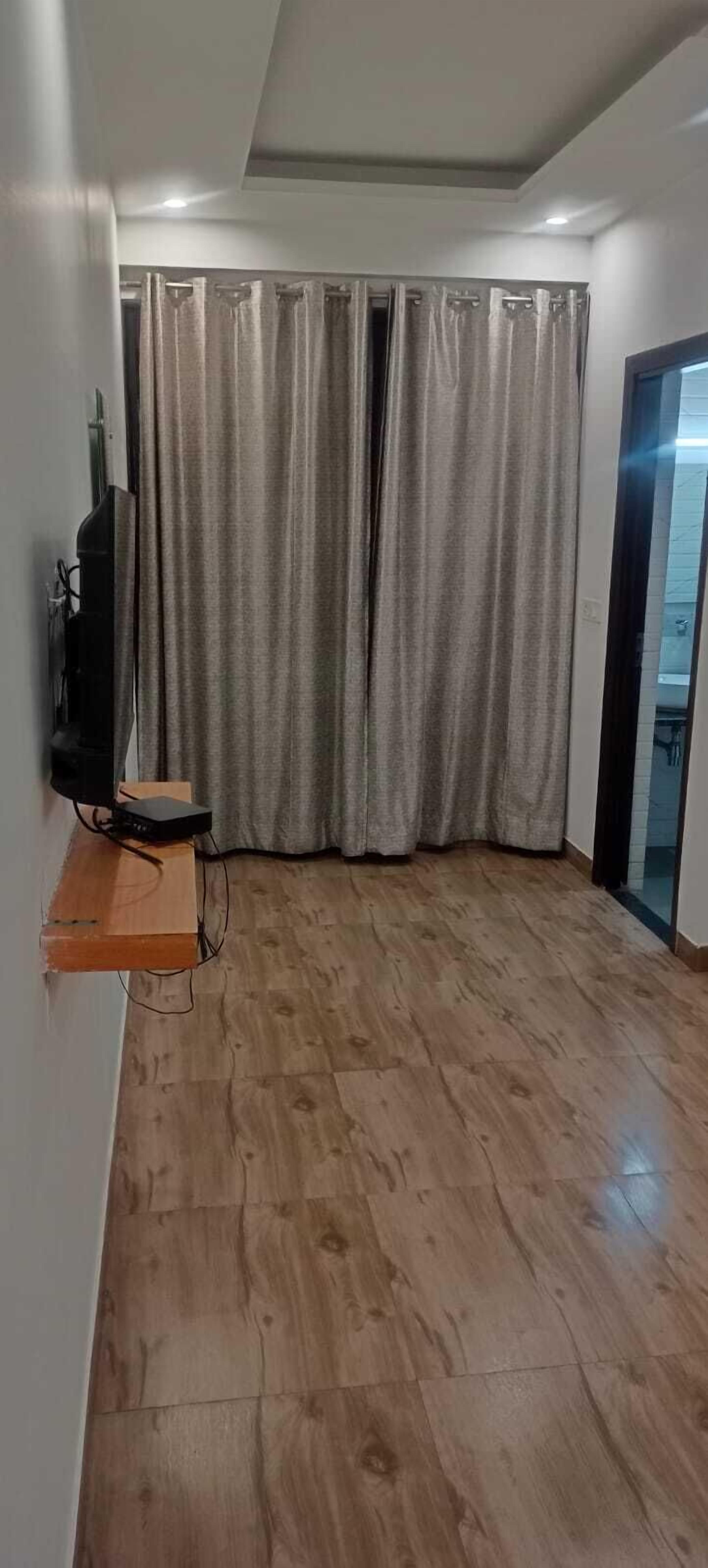Escritorio, espacio para trabajar con laptop y cortinas blackout 