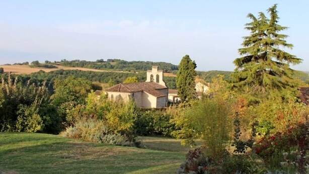 A rural landscape with a building surrounded by trees and fields. - Rural gite in the beautiful Lot et Garonne with air con. Heated swimming pool. (Coulx)