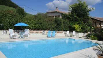 Alberca al aire libre y alberca climatizada