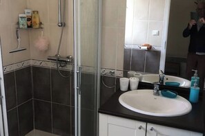 Douche, sèche-cheveux, serviettes fournies, savon