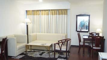 Executive Double Room, City View | In-room safe, desk, blackout curtains, soundproofing