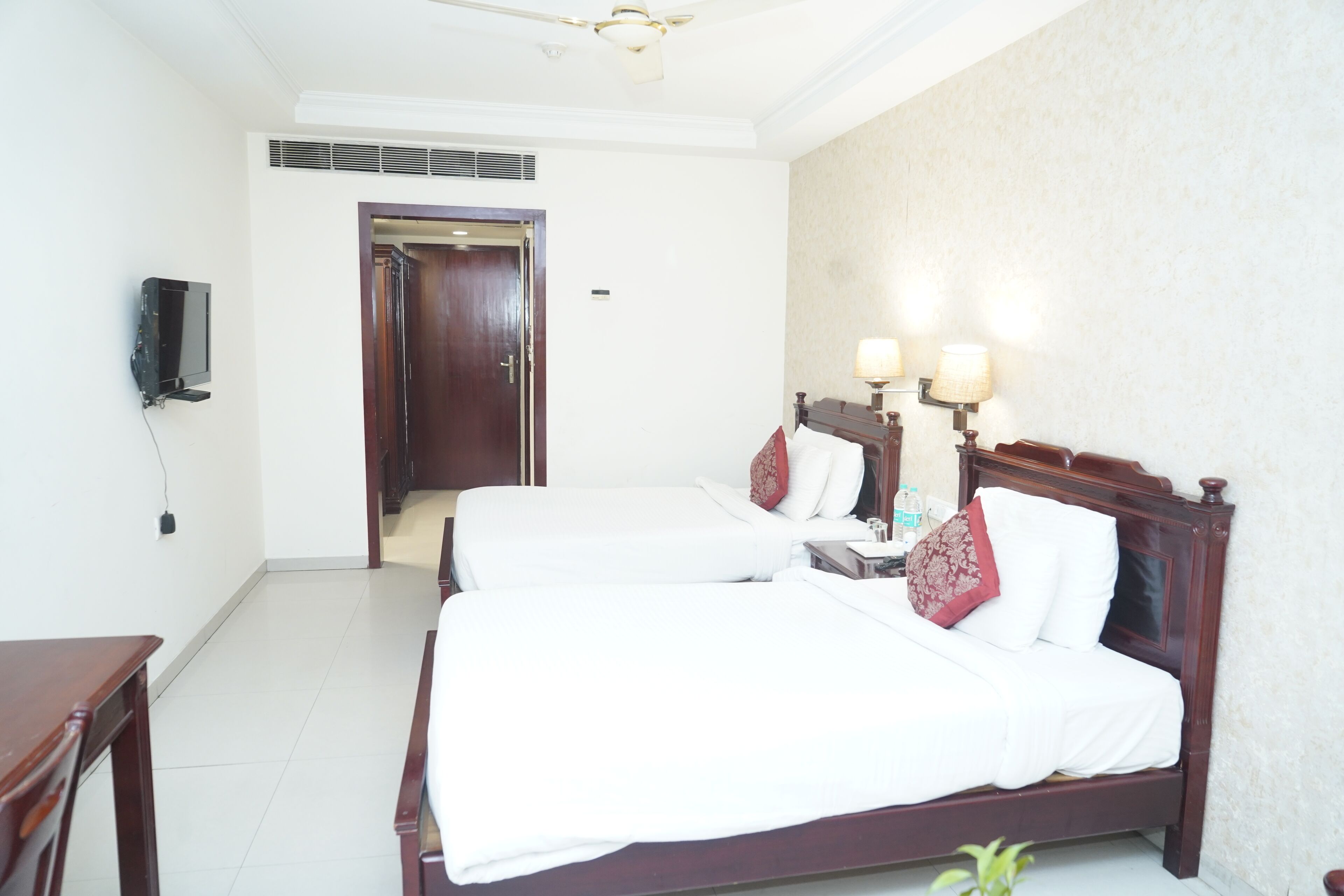 Deluxe Double Room, City View | In-room safe, desk, blackout curtains, soundproofing