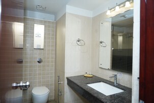 Habitación ejecutiva doble, vistas a la ciudad | Baño | Ducha, artículos de higiene personal gratuitos y secador de pelo