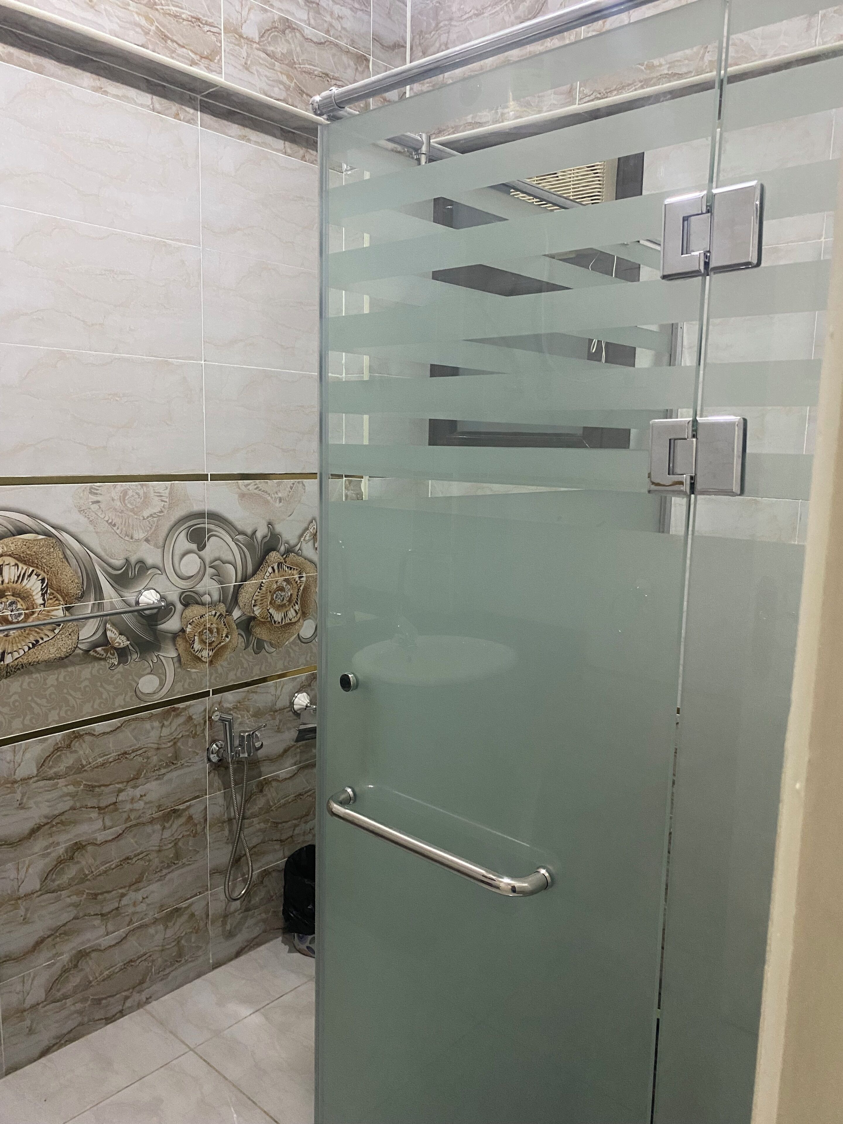 Ducha, secador de pelo, bidé y toallas