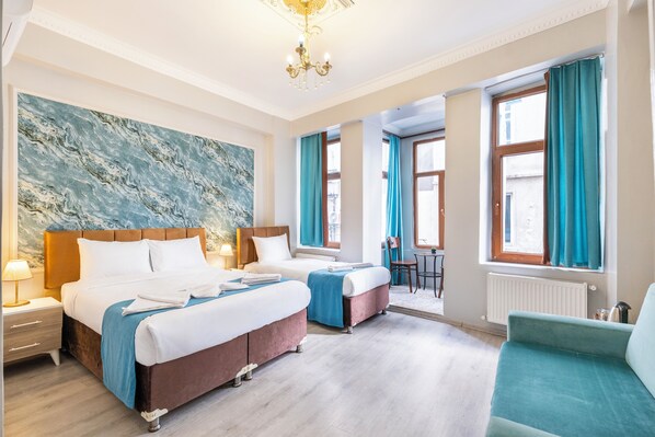 Deluxe driepersoonskamer, uitzicht op de stad | Geluiddichte muren, gratis wifi