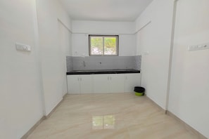 Desk, free WiFi, bed sheets - Aanand Riddhi (Pune)