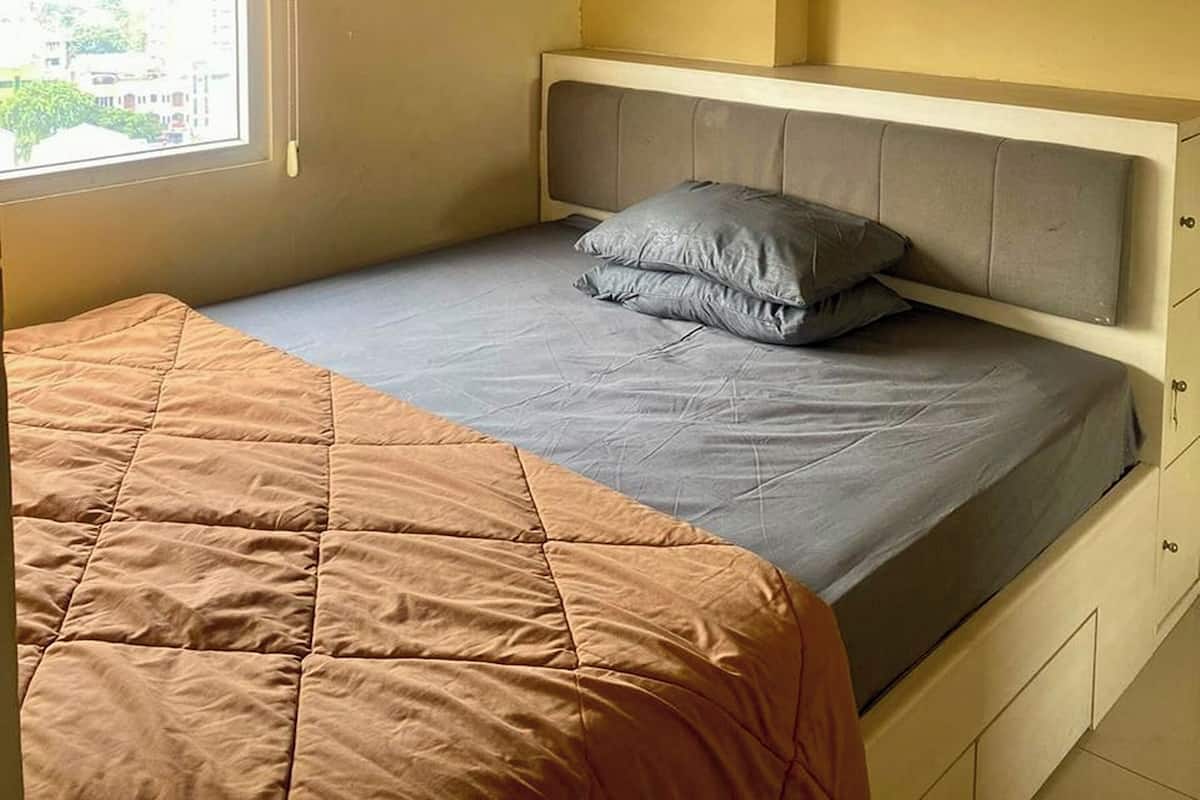 Deluxe Room, 2 Bedrooms | Meja, Wi-fi percuma
