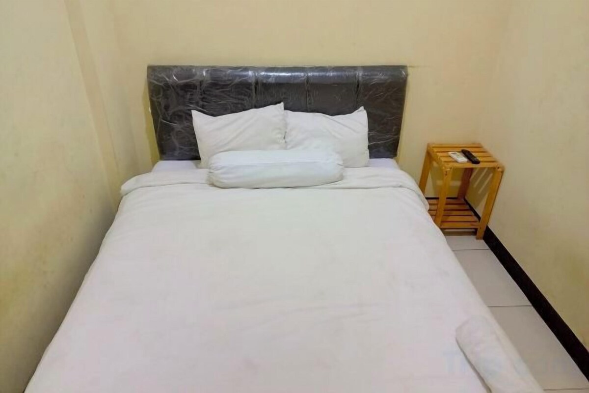 Desk, WiFi (free), bed sheets