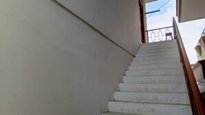 Eine weiße Treppe mit Metallgeländer, die nach oben führt.