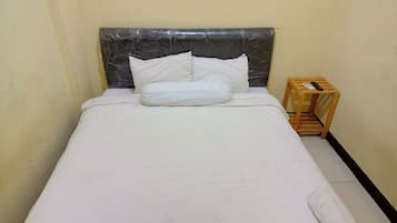 Escritorio, wifi gratis y ropa de cama