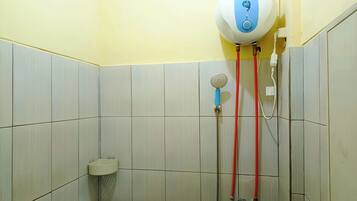 Habitación estándar | Baño | Ducha y cabezal de ducha tipo lluvia