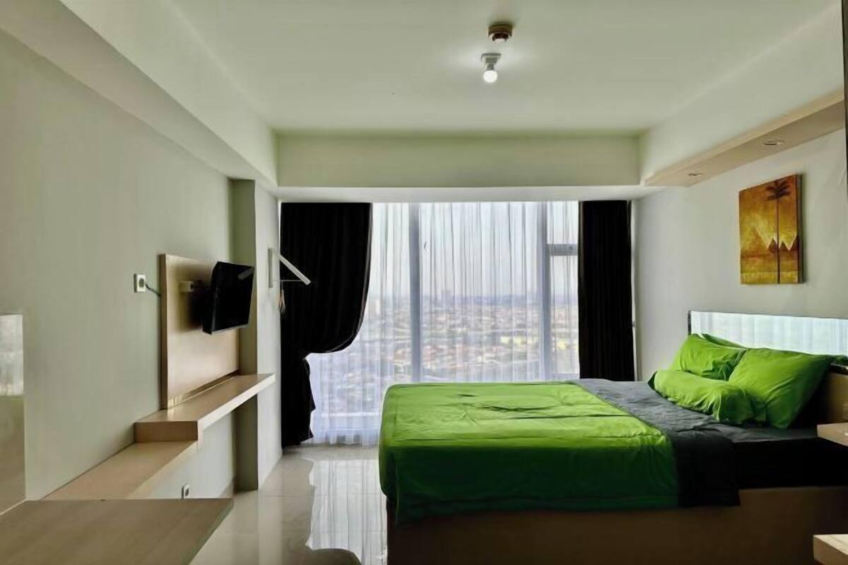 Desk, soundproofing, free WiFi