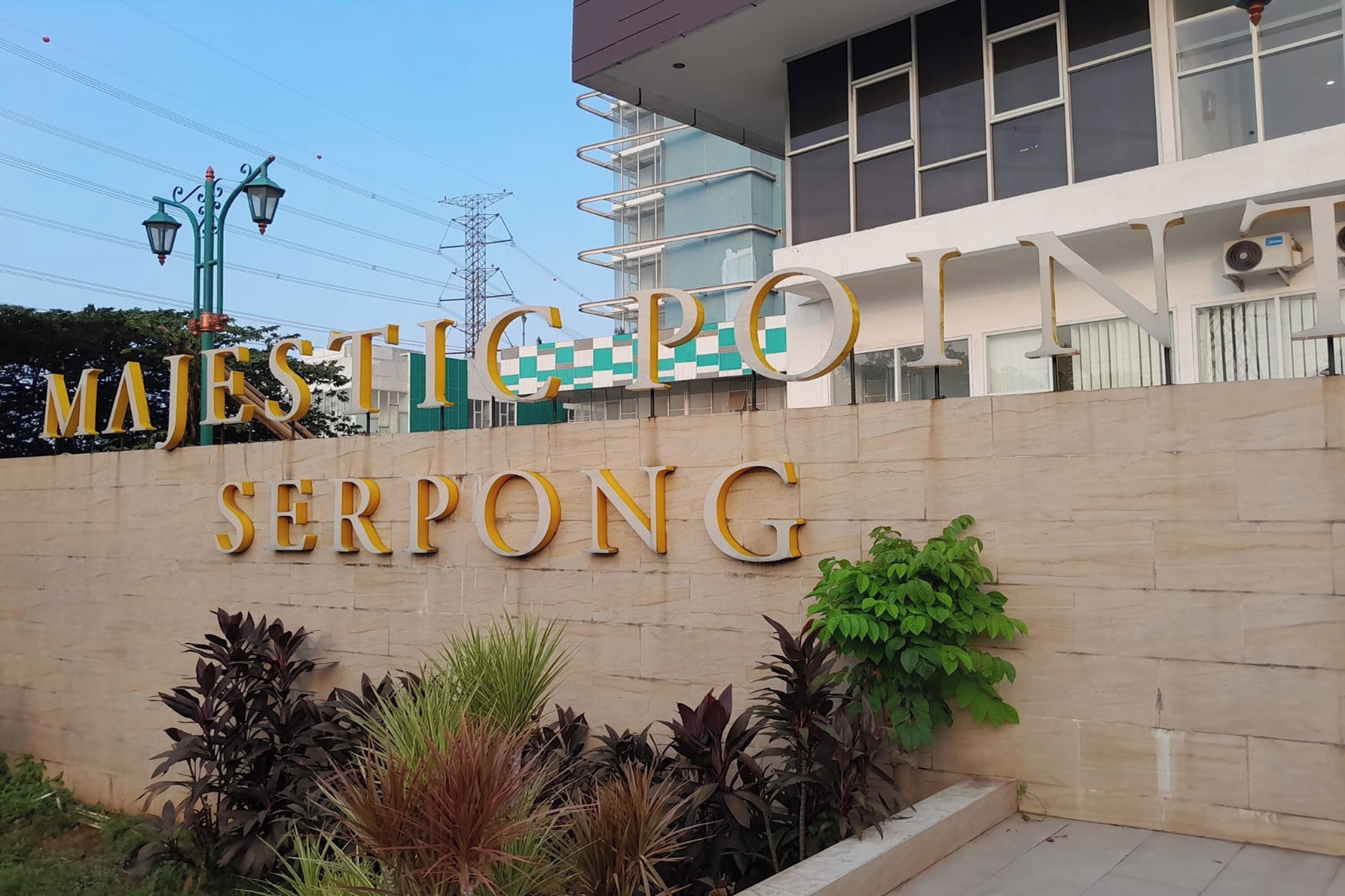 Une enseigne indiquant « MAJESTIC POI SERPONG », désignant un lieu ou un établissement.