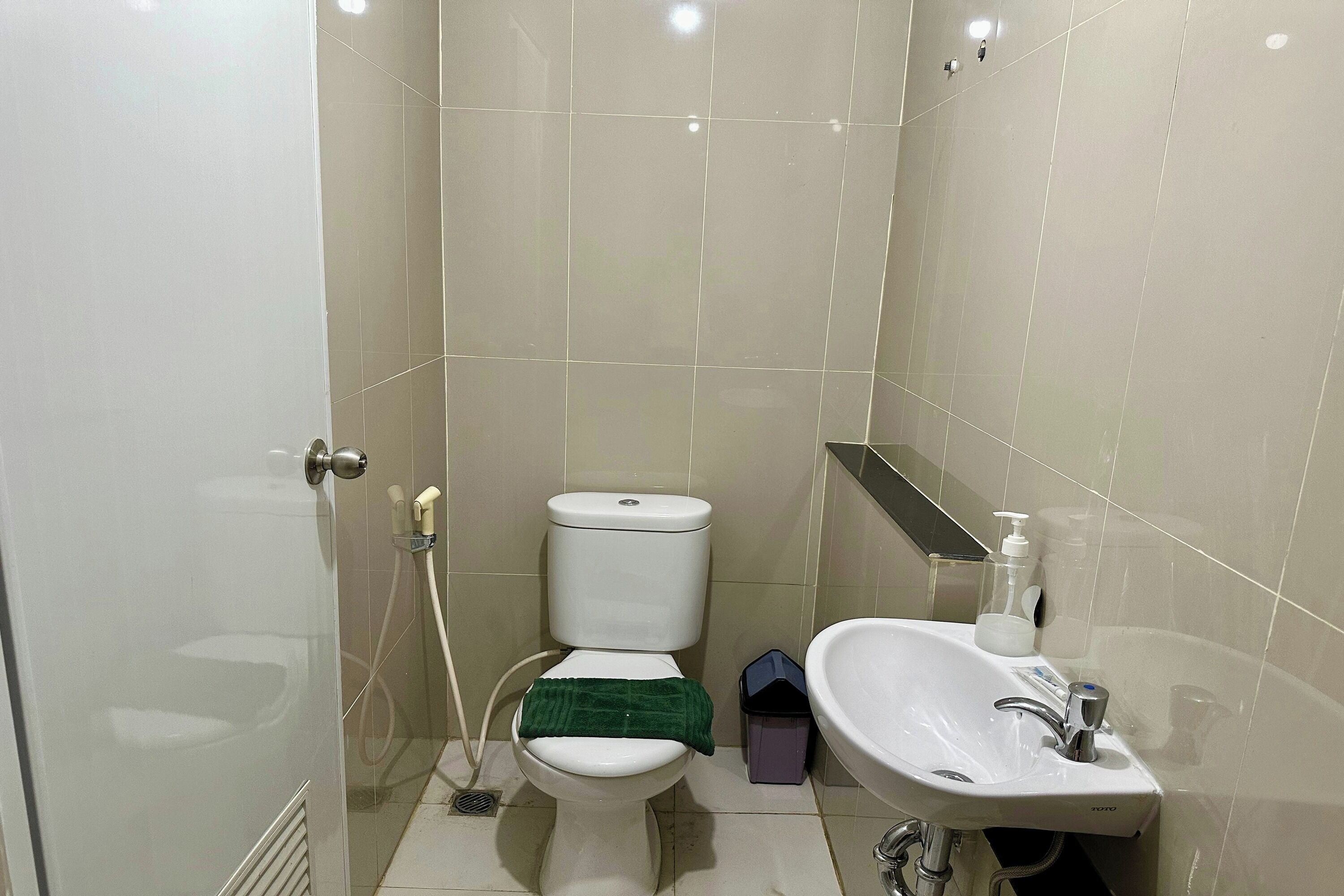 Un baño con inodoro, lavabo y ducha.