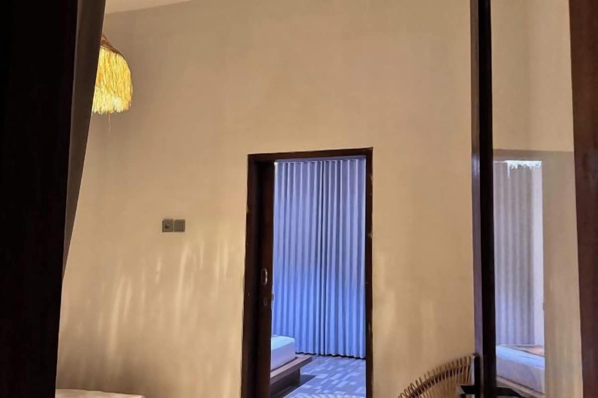 Bàn, phòng cách âm, bàn ủi/dụng cụ ủi quần áo 