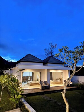 Deluxe studio, uitzicht op bergen | Een bureau, geluiddichte muren, een strijkplank/strijkijzer, gratis wifi