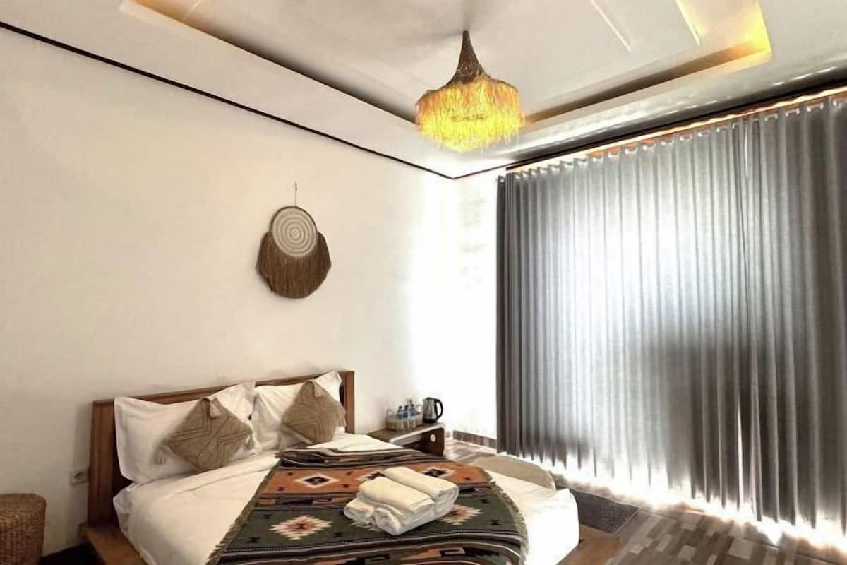 Desk, soundproofing, iron/ironing board, free WiFi