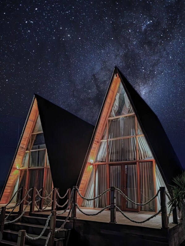 Deluxe villa, uitzicht op zwembad | Een bureau, geluiddichte muren, een strijkplank/strijkijzer, gratis wifi