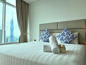 Two Bedrooms Apartment | Escritorio, cortinas opacas, tabla de planchar con plancha