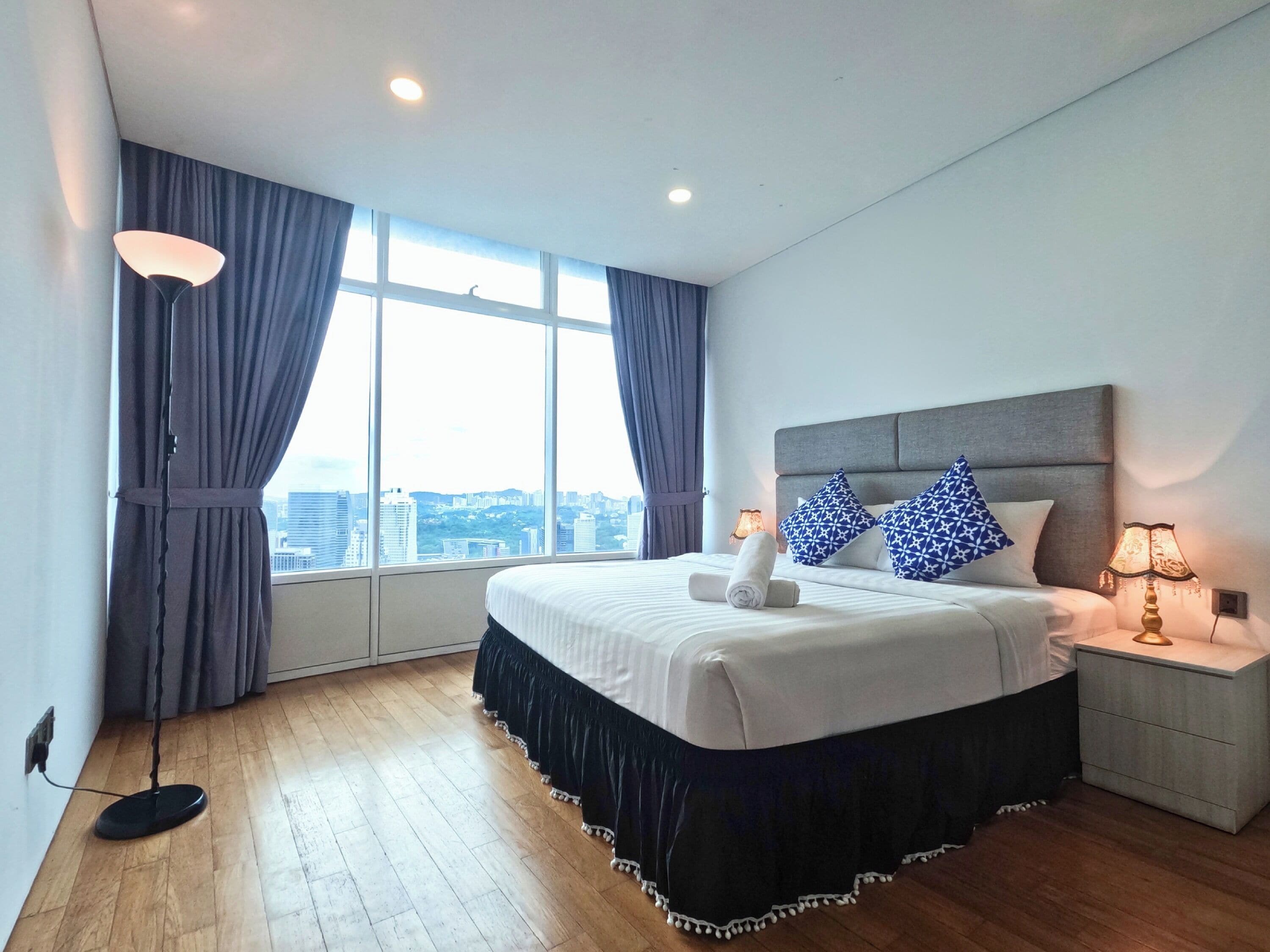 Bureau, rideaux occultants, fer et planche à repasser