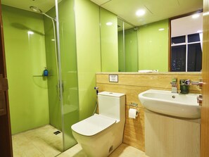 Two Bedrooms Apartment | 浴室 | 淋浴设施、大花洒淋浴喷头、吹风机、拖鞋