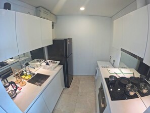 Two Bedrooms Apartment | Cuisine privée | Réfrigérateur, micro-ondes, lave-vaisselle, bouilloire électrique