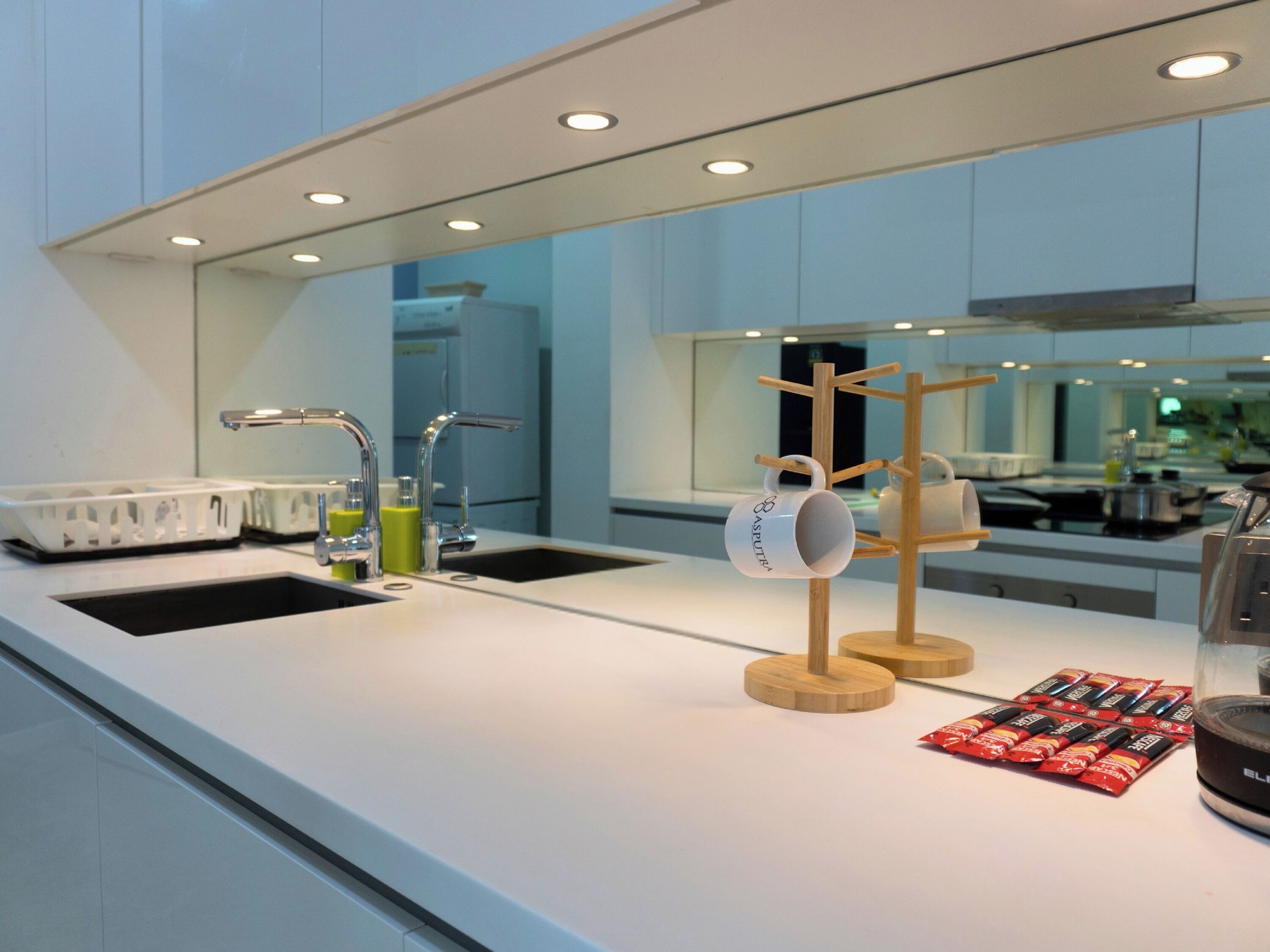 Two Bedrooms Apartment | デスク、遮光カーテン、アイロン / アイロン台、可動式ベッド (無料)