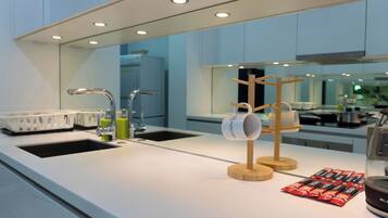 Two Bedrooms Apartment | Meja, langsir/tirai gelap terus, seterika/papan seterika