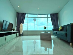 Two Bedrooms Apartment | Bureau, rideaux occultants, fer et planche à repasser