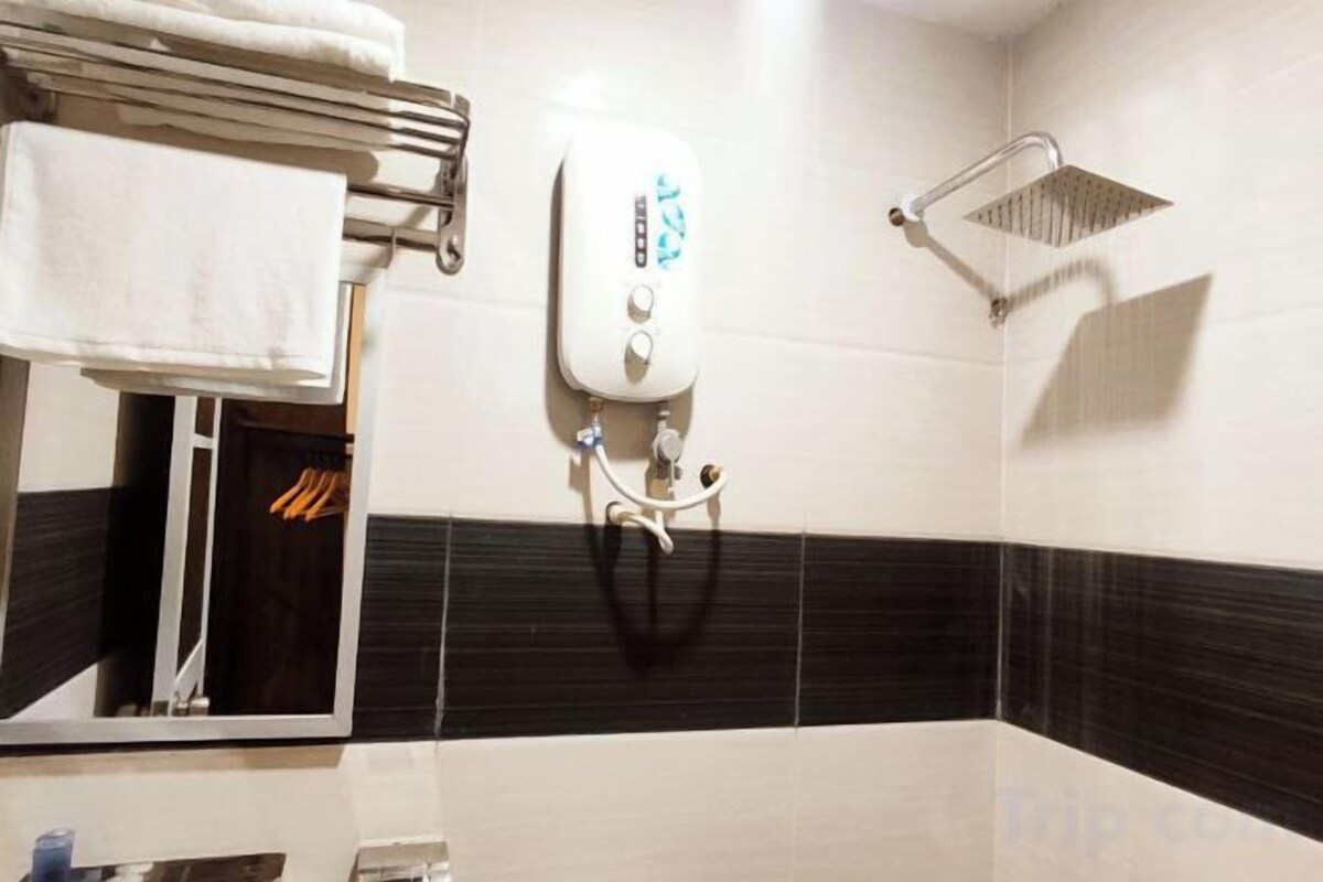 Bathroom | Shower, rainfall showerhead, free toiletries, hair dryer (on request)