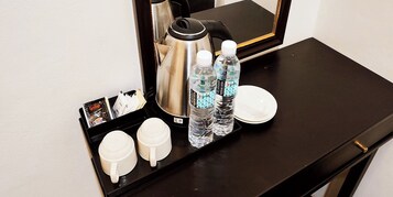 Deluxe King | Minibar, desk, blackout drapes, iron/ironing board