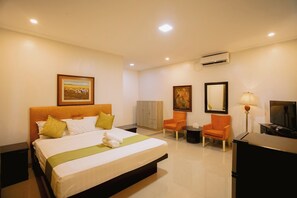 Escritorio, cortinas blackout, wifi gratis y ropa de cama