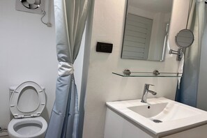 Villa with rooftop | Salle de bain | Douche, douche à « effet pluie », articles de toilette gratuits