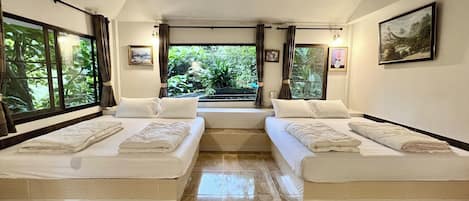 Premium Quadruple Room | In-room safe, bed sheets