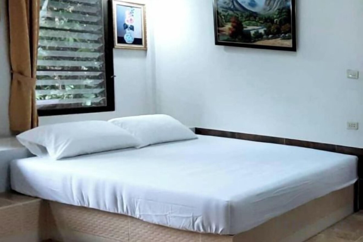In-room safe, bed sheets