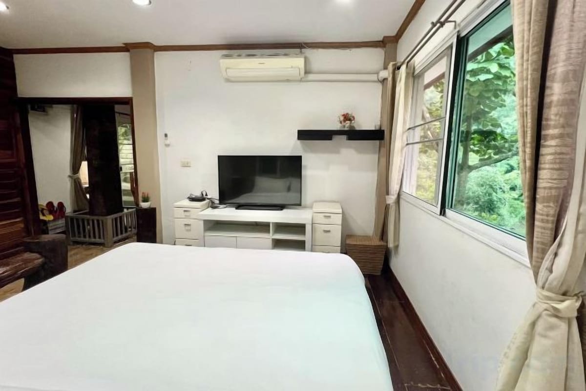 In-room safe, bed sheets