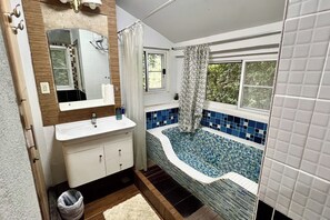 Camera Deluxe | Bagno | Set di cortesia gratuito, asciugacapelli, pantofole, bidet