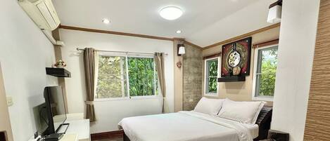 Deluxe Room | Peti besi dalam bilik, cadar katil