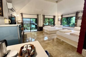 Kamar Quadruple Premium | Brankas dan seprai linen