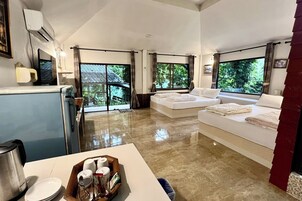 Premium Quadruple Room | In-room safe, bed sheets